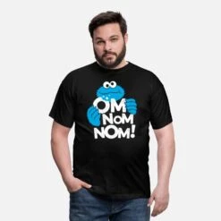 Gildan 'Sesamstraße Krümelmonster Om Nom Nom' Männer T-Shirt | Spreadshirt -Steman Clothing Shop sesamstrasse kruemelmonster om nom nom maenner t shirt 2